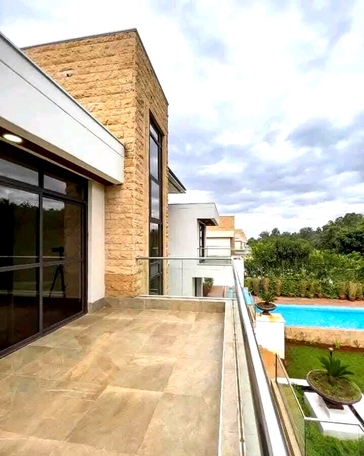 Half-Acre Townhouse with Private Pool, Jacuzzi & Sauna – Karen