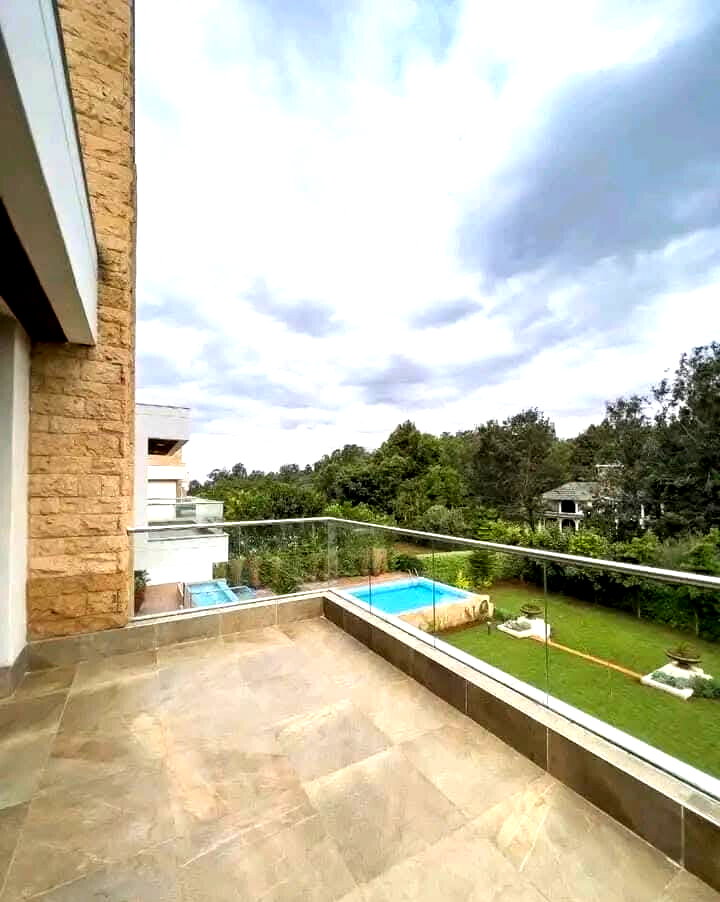 Half-Acre Townhouse with Private Pool, Jacuzzi & Sauna – Karen