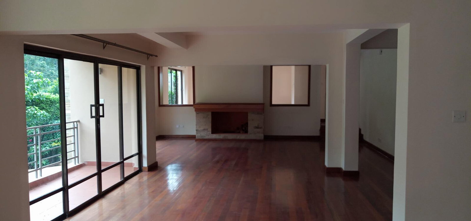 5BR Townhouse with Gym, Pool & 2BR DSQ - Kitisuru