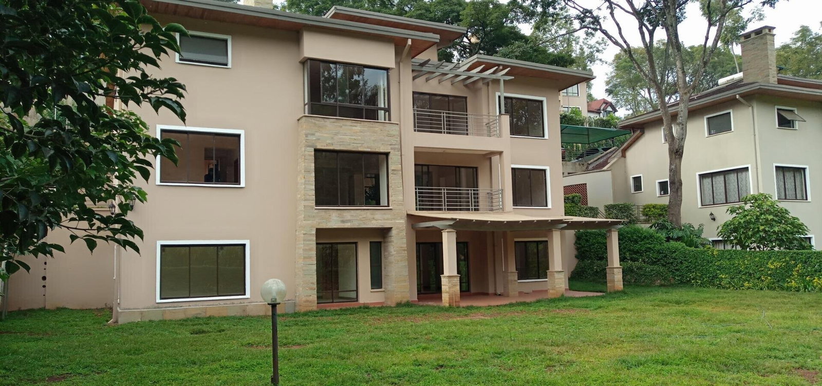 5BR Townhouse with Gym, Pool & 2BR DSQ - Kitisuru