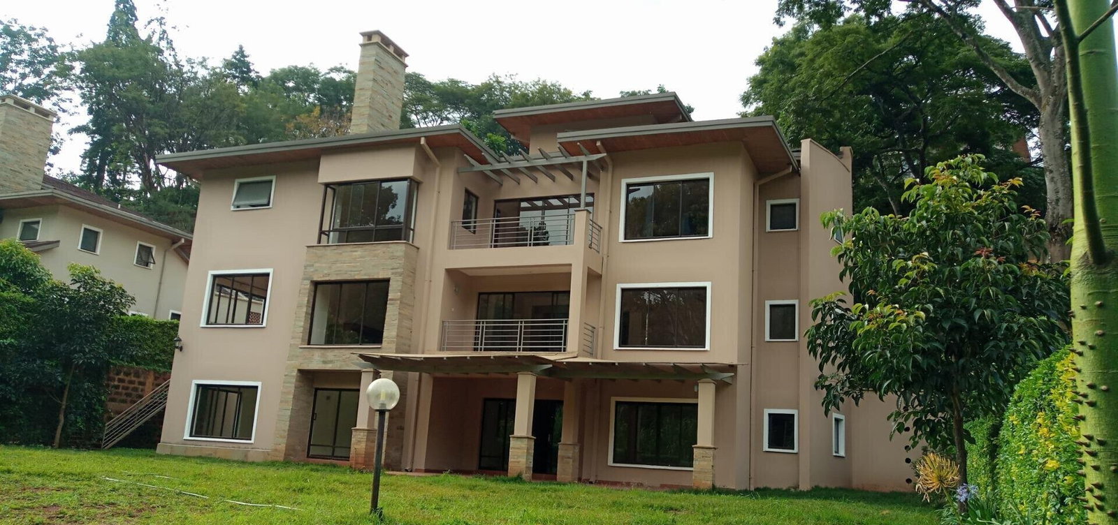 5BR Townhouse with Gym, Pool & 2BR DSQ - Kitisuru
