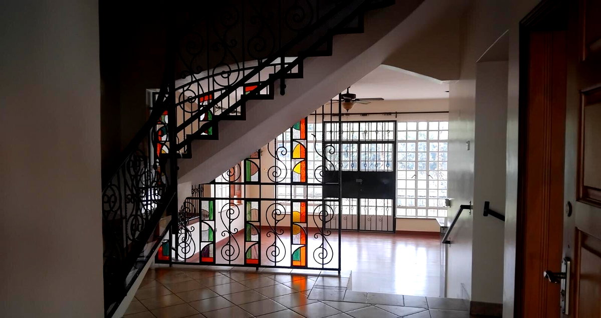 Standalone 5BR Mansion on Half-Acre with DSQ - Runda Evergreen