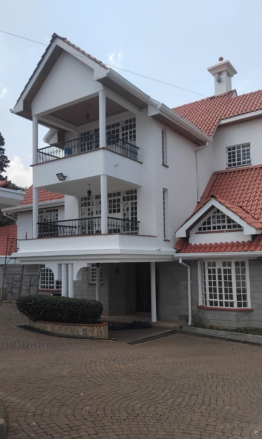 Standalone 5BR Mansion on Half-Acre with DSQ - Runda Evergreen