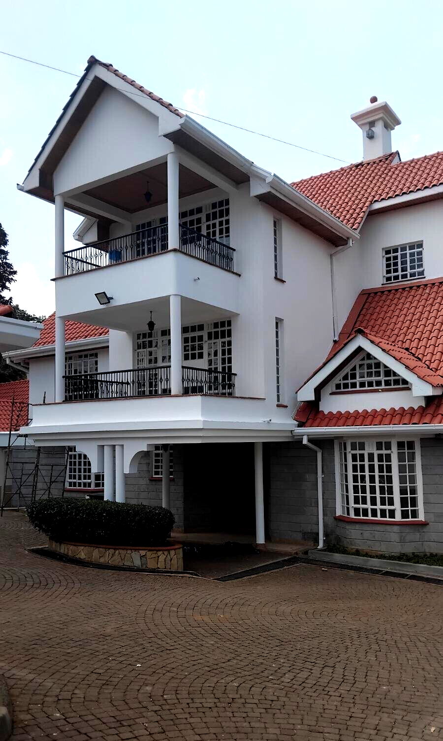 Standalone 5BR Mansion on Half-Acre with DSQ - Runda Evergreen