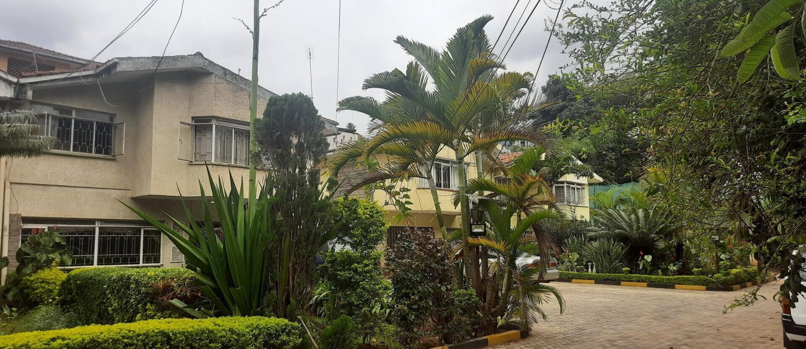 4BR Townhouse with Hardwood Floors & Stained Glass - Westlands