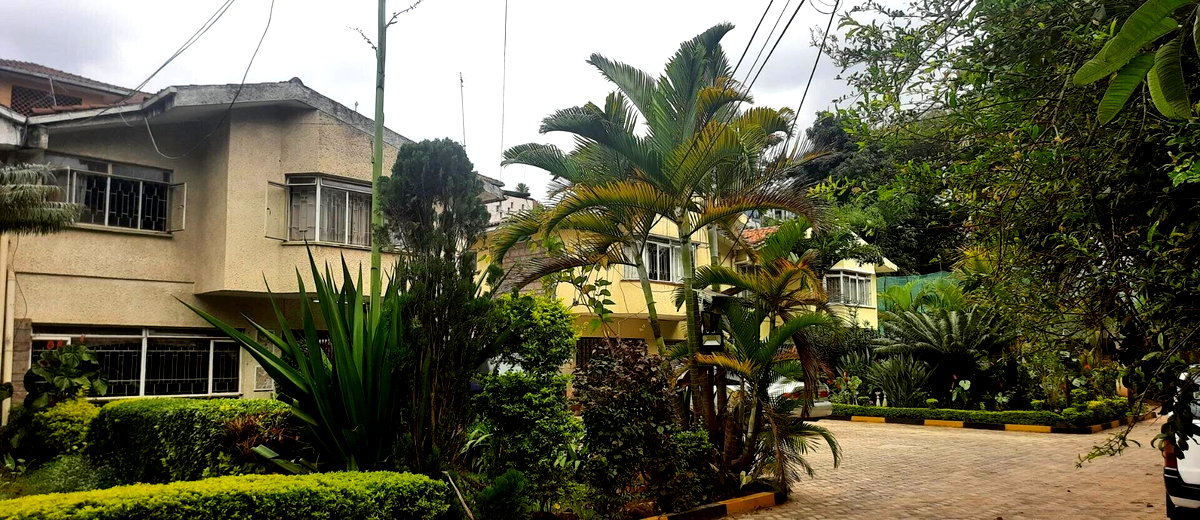 4BR Townhouse with Hardwood Floors & Stained Glass - Westlands