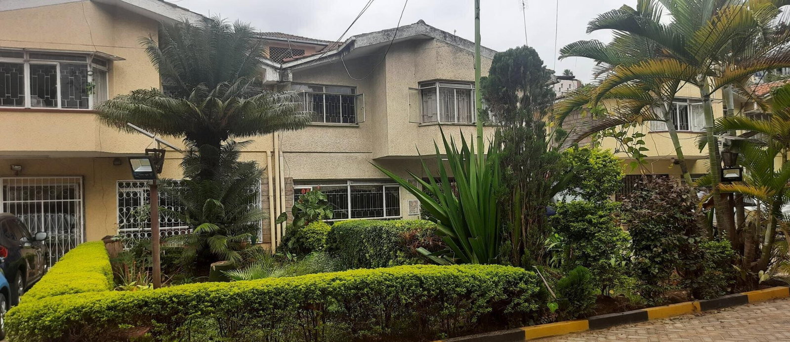 4BR Townhouse with Hardwood Floors & Stained Glass - Westlands