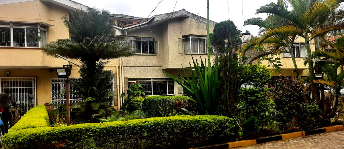4BR Townhouse with Hardwood Floors & Stained Glass - Westlands
