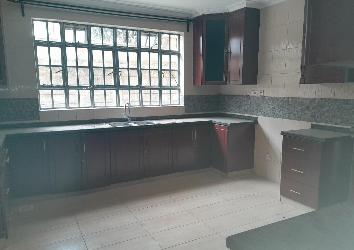 5-Bed Townhouse with Walk-In Closet & Private Garden - Lavington