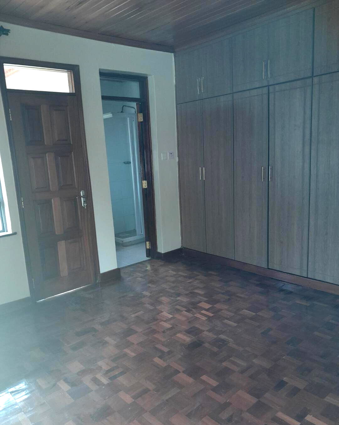 5-Bed Townhouse with Walk-In Closet & Private Garden - Lavington