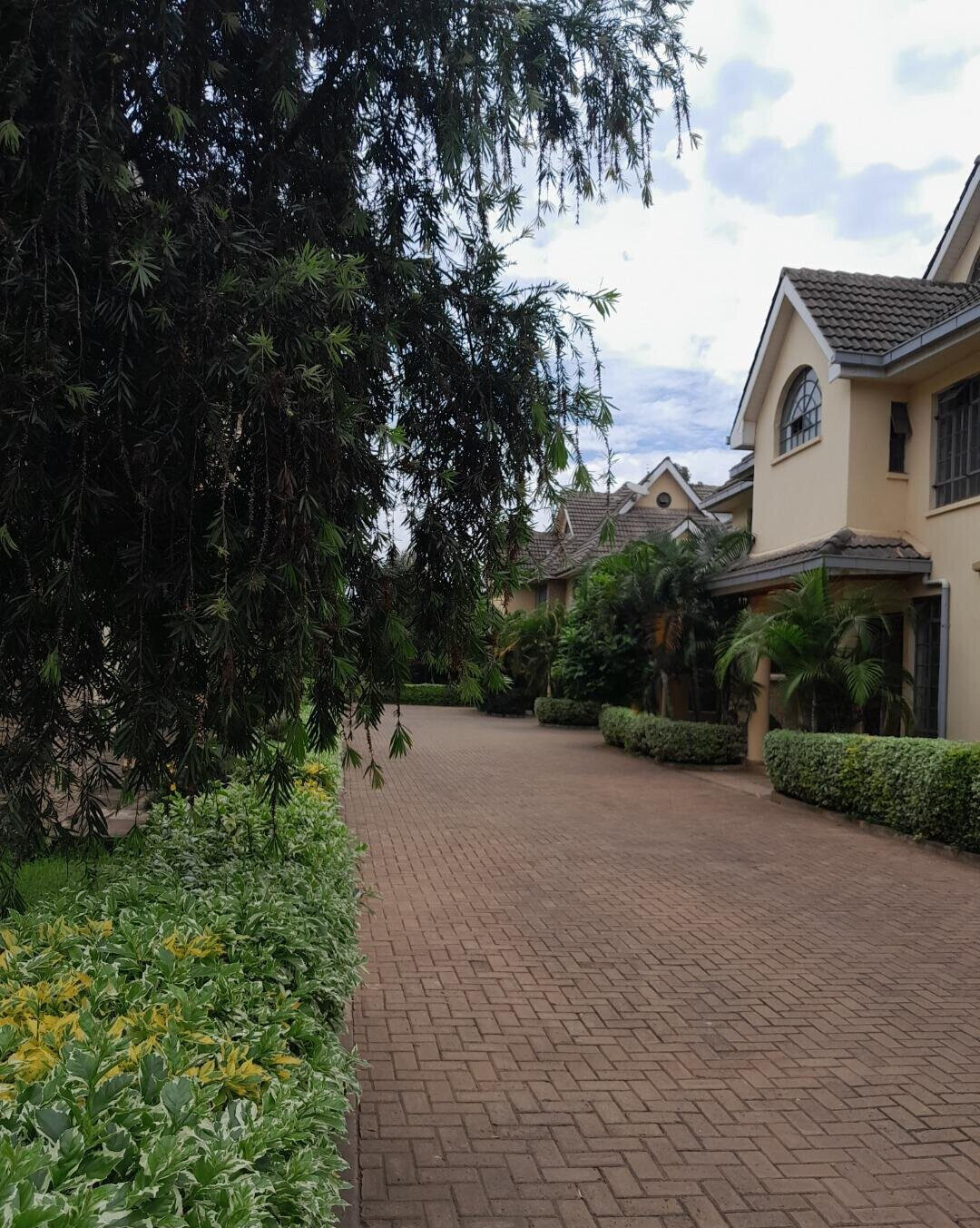 5-Bed Townhouse with Walk-In Closet & Private Garden - Lavington