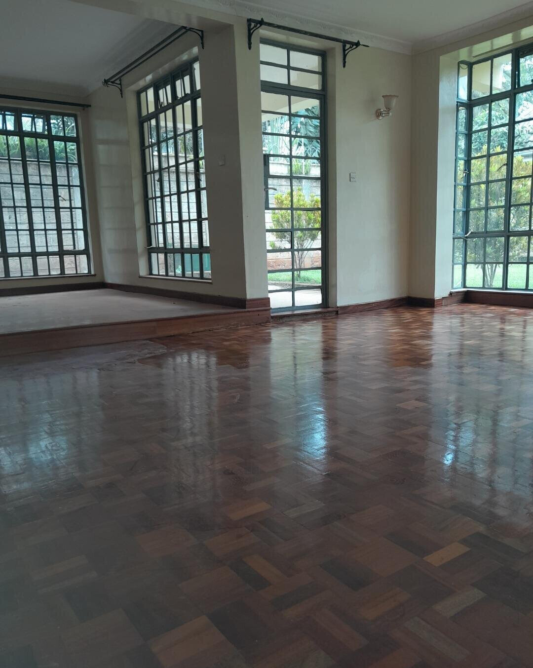 5-Bed Townhouse with Walk-In Closet & Private Garden - Lavington