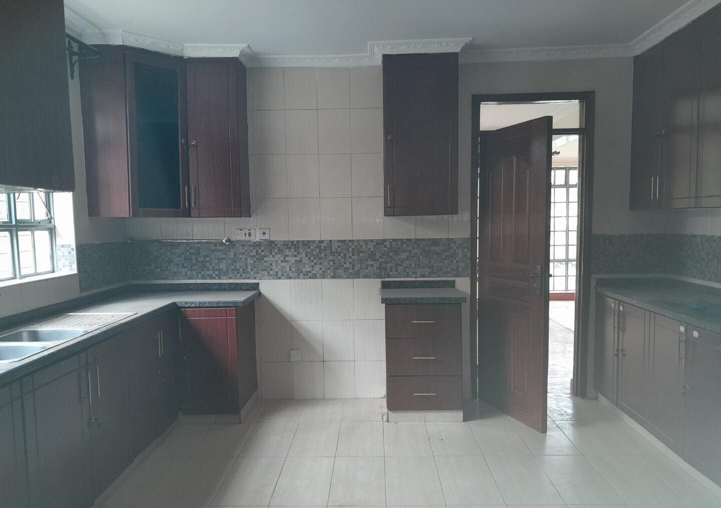 5-Bed Townhouse with Walk-In Closet & Private Garden - Lavington