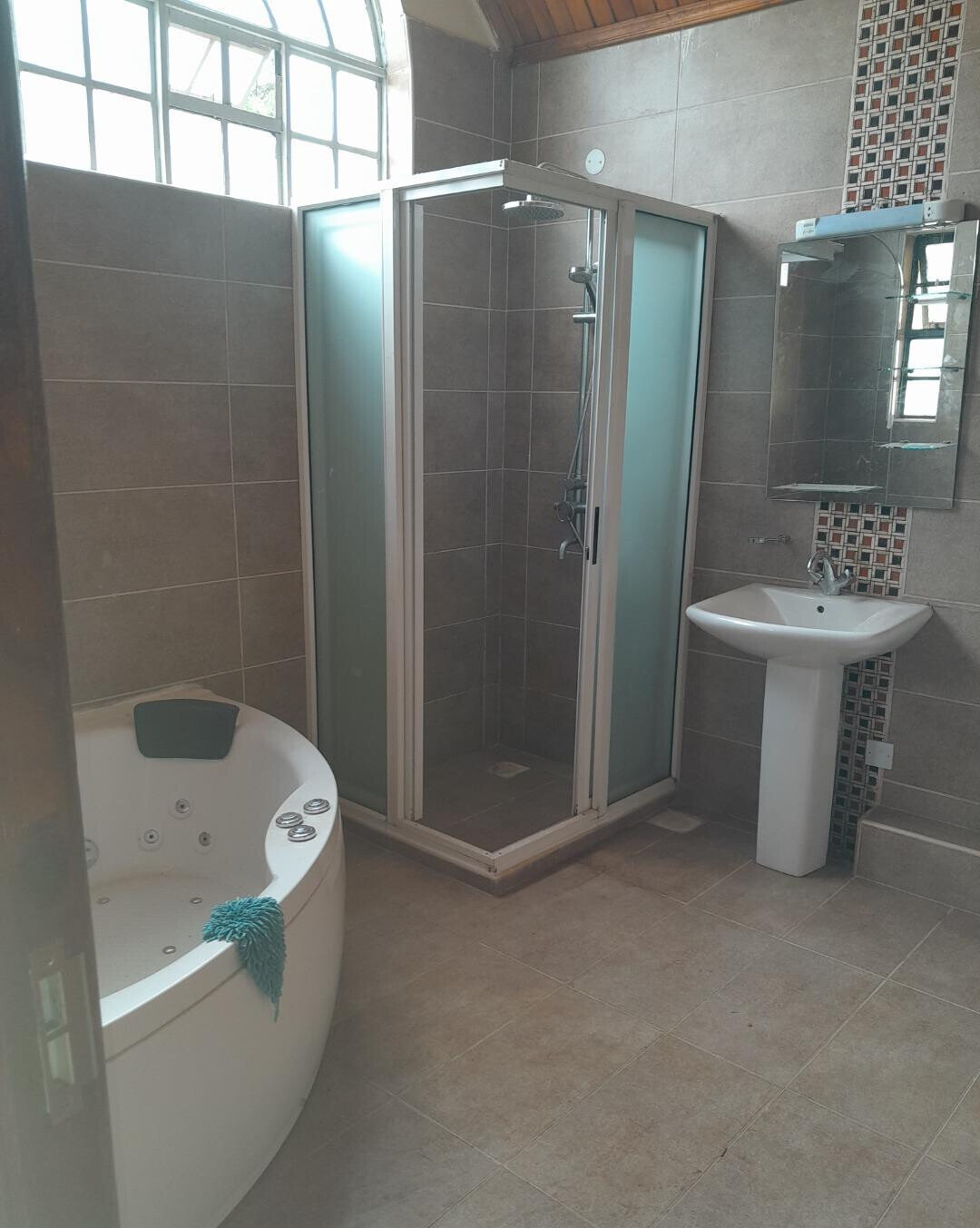 5-Bed Townhouse with Walk-In Closet & Private Garden - Lavington
