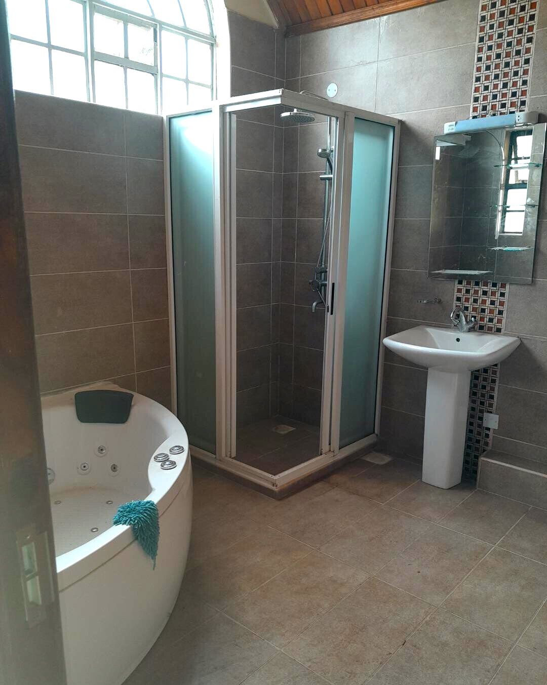5-Bed Townhouse with Walk-In Closet & Private Garden - Lavington