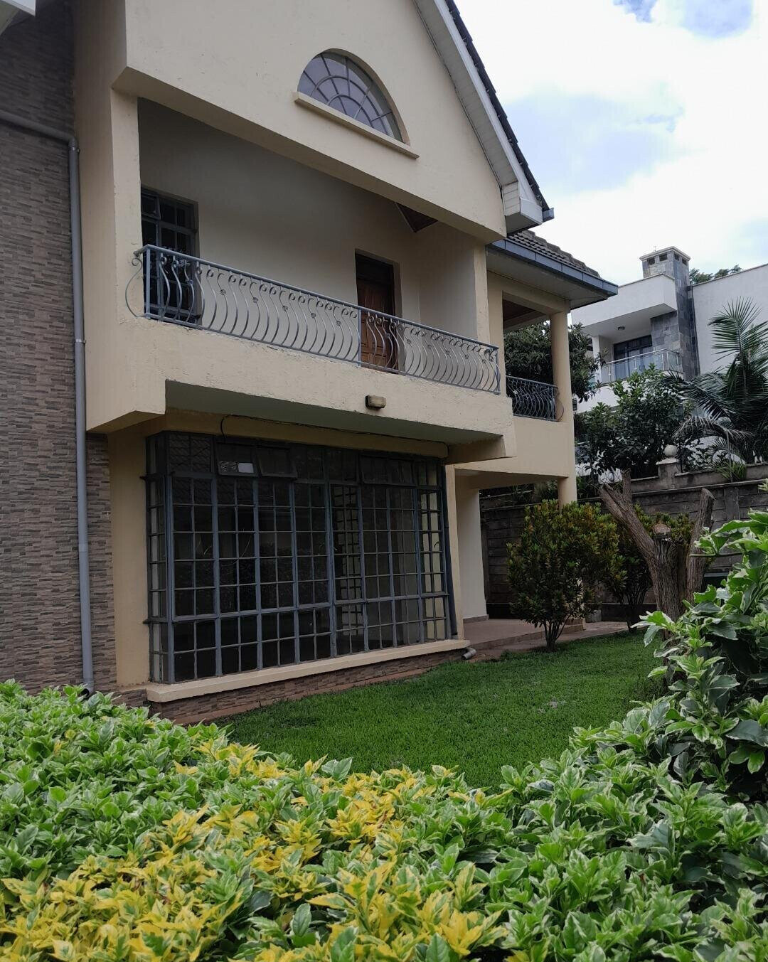 5-Bed Townhouse with Walk-In Closet & Private Garden - Lavington