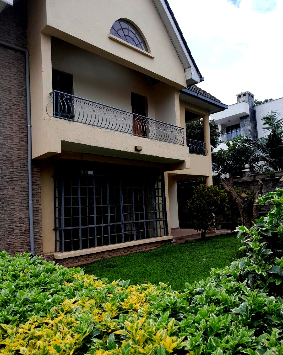 5-Bed Townhouse with Walk-In Closet & Private Garden - Lavington