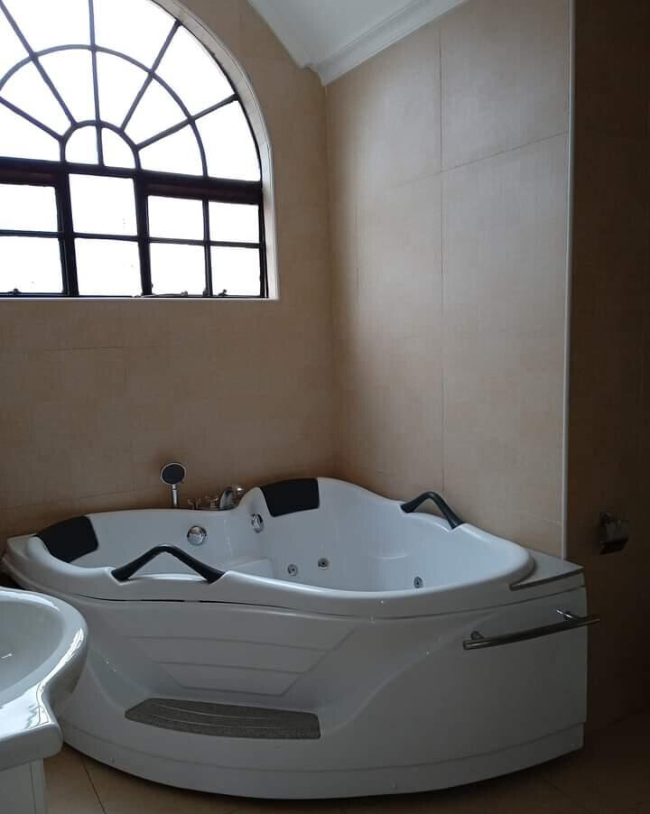 5-Ensuite Maisonette with Guest Wing & Lush Garden - Lavington