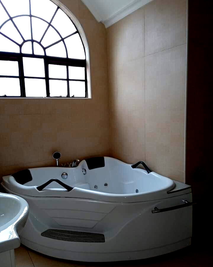 5-Ensuite Maisonette with Guest Wing & Lush Garden - Lavington