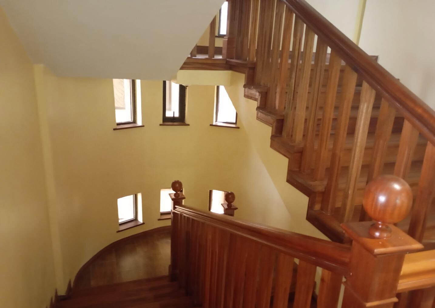 Multi-Level 5-Bed Townhouse with Double Lounge - Lavington