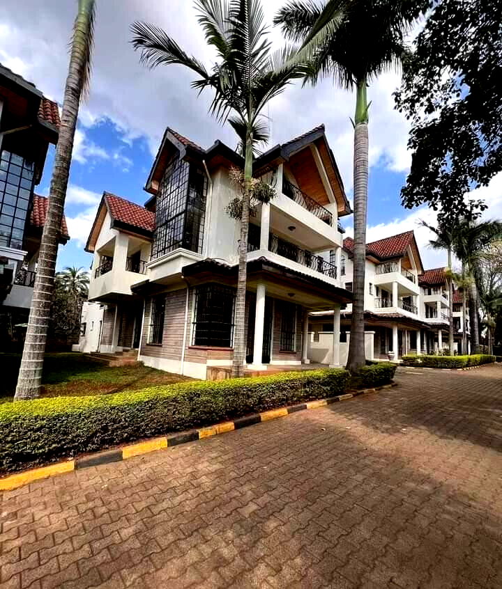 Pet-Friendly 5-Ensuite Townhouse with Mature Garden - Lavington