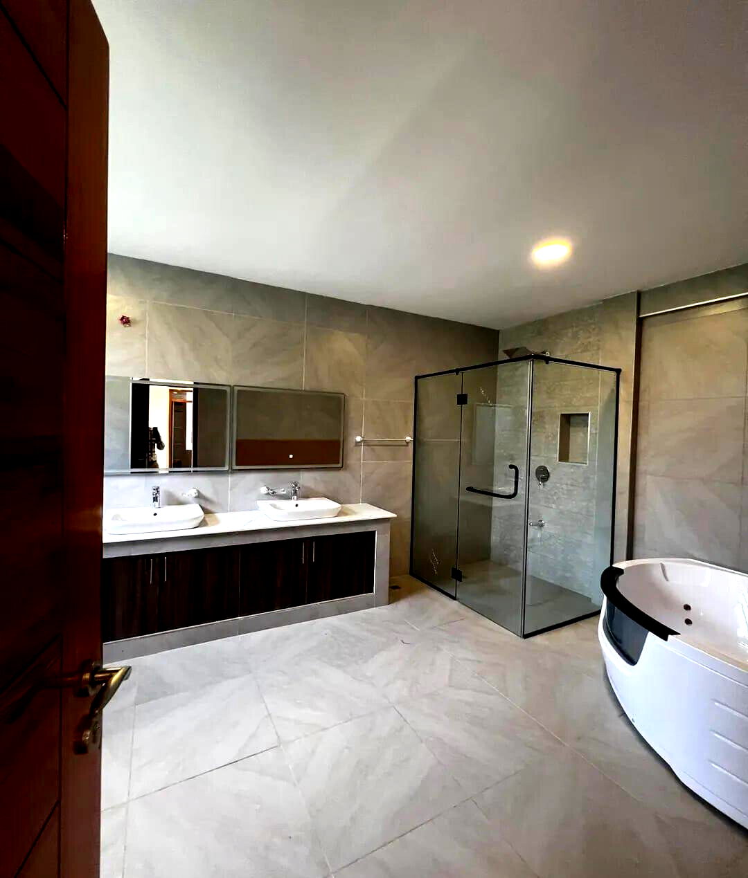 5-Ensuite Townhouse with Lift & Generator - Kyuna Estate