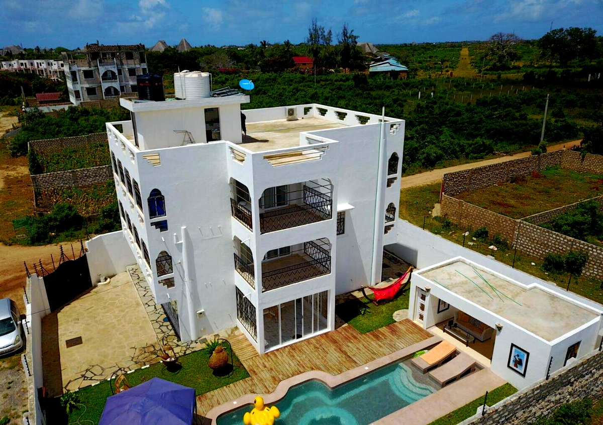 Quarter-Acre Townhouse with Pool & Generator – Malindi