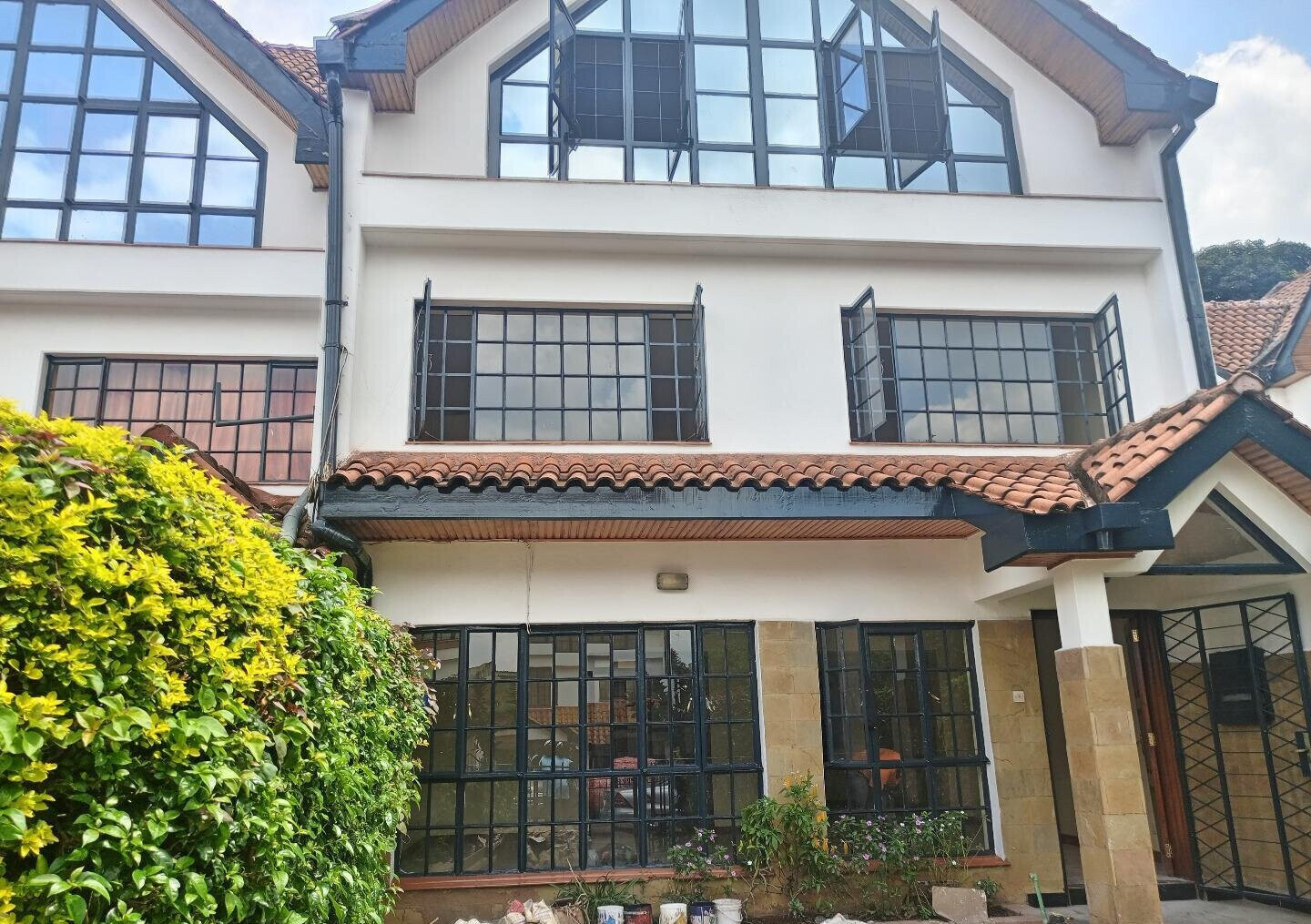 5BR Townhouse with Backup Generator & Borehole - Westlands