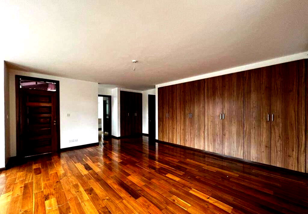 5-Ensuite Townhouse Walkable to Lavington Shops - Gated Community