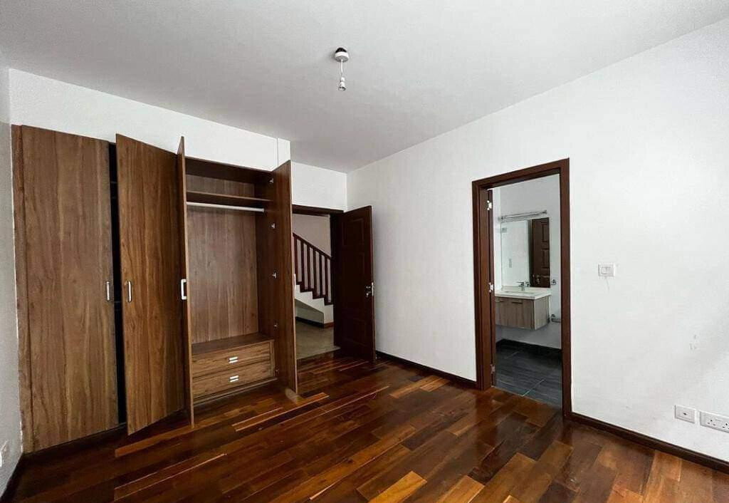 5-Ensuite Townhouse Walkable to Lavington Shops - Gated Community
