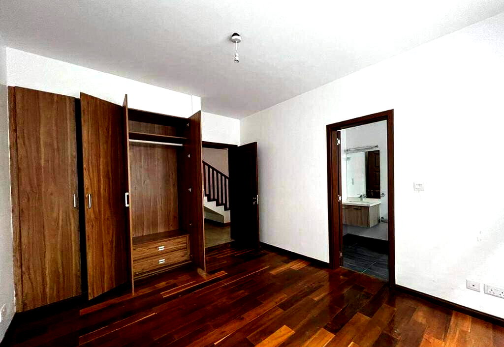 5-Ensuite Townhouse Walkable to Lavington Shops - Gated Community