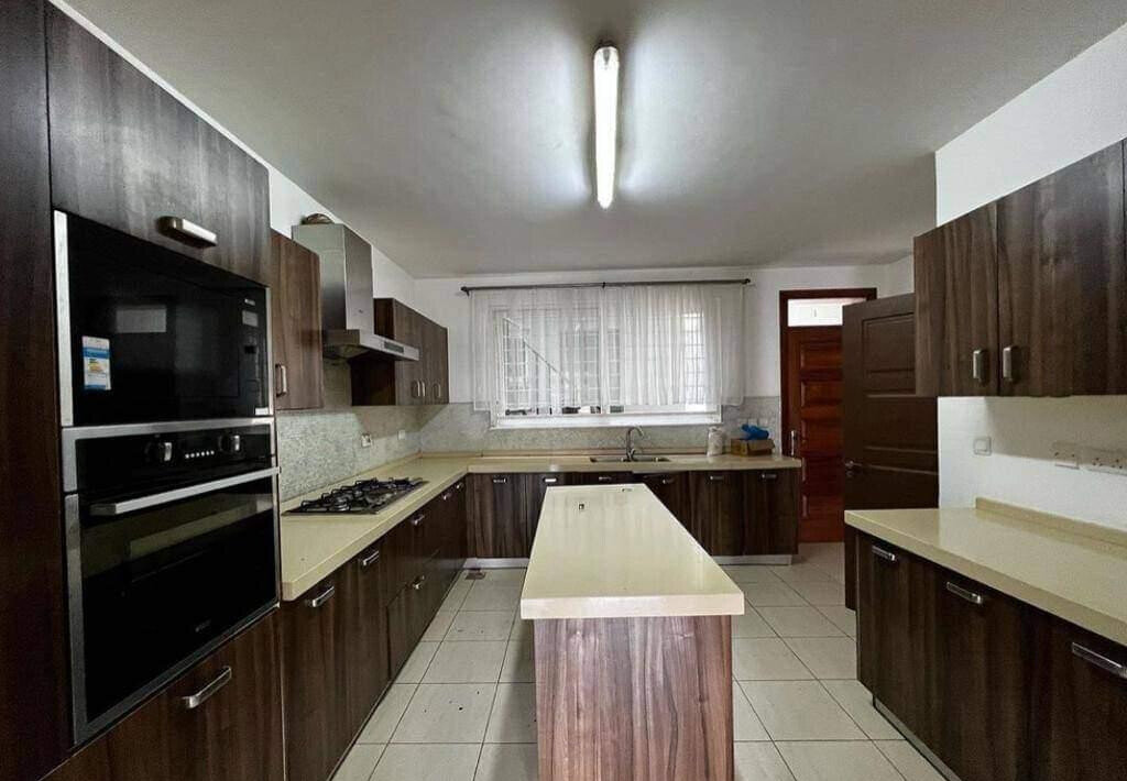 5-Ensuite Townhouse Walkable to Lavington Shops - Gated Community