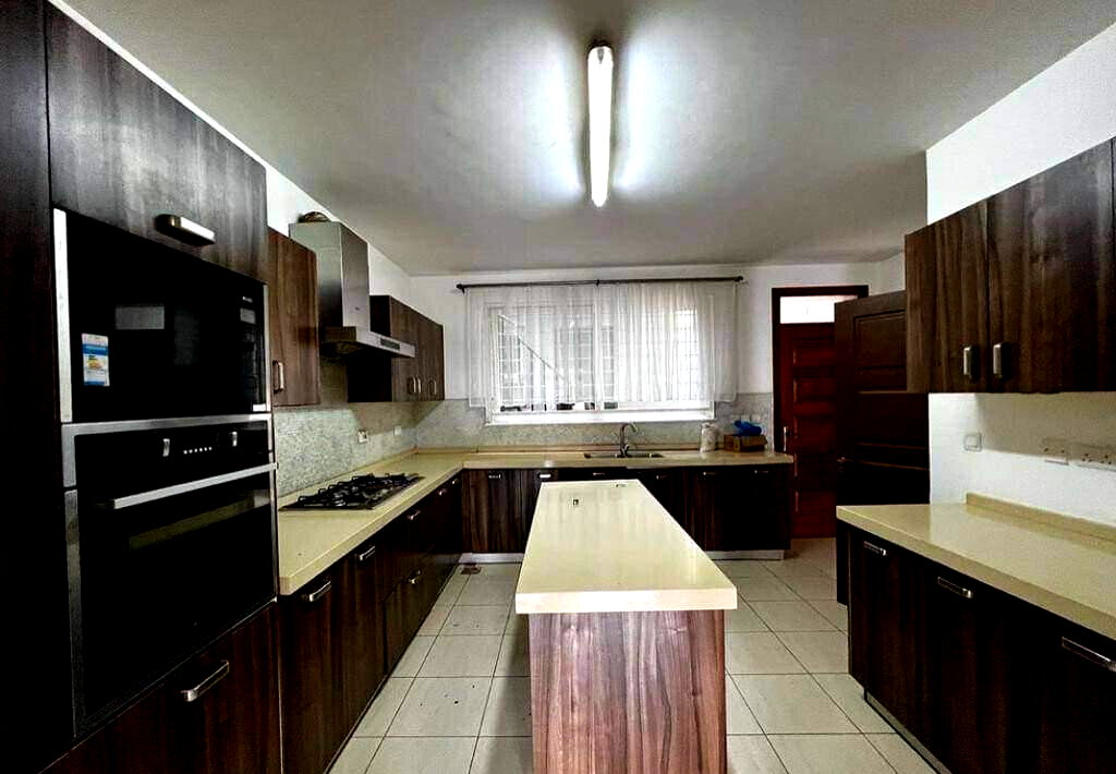 5-Ensuite Townhouse Walkable to Lavington Shops - Gated Community