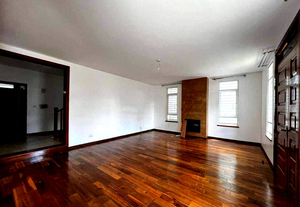 5-Ensuite Townhouse Walkable to Lavington Shops - Gated Community