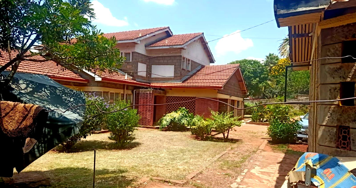4-Ensuite Townhouse with Sunken Lounge & Fireplace – Karen