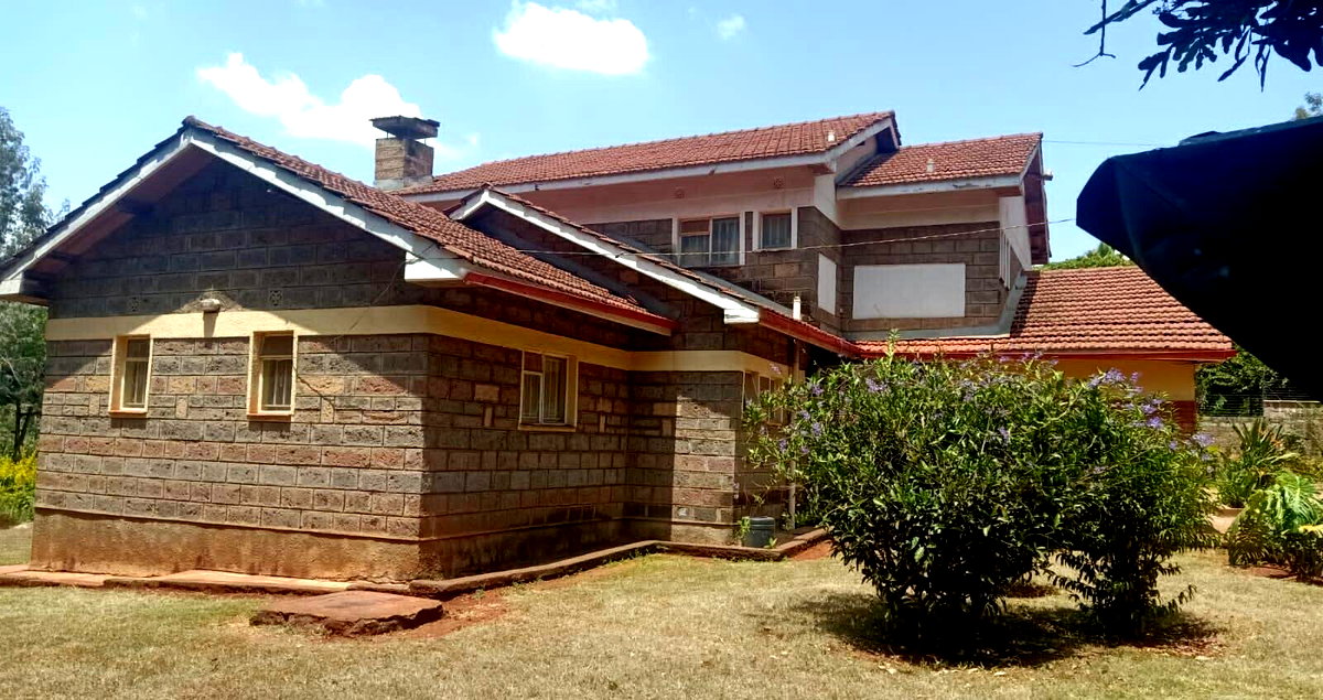 4-Ensuite Townhouse with Sunken Lounge & Fireplace – Karen