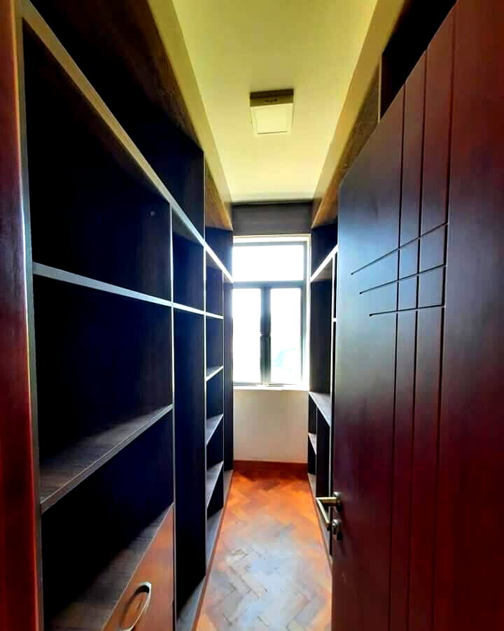Contemporary 5-Bed Villa with Solar Heating - Lavington