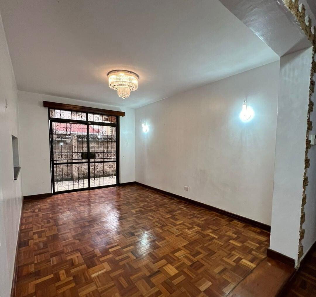 Cosy 5-Bed Townhouse with Sunken Lounge & Fireplace - Lavington