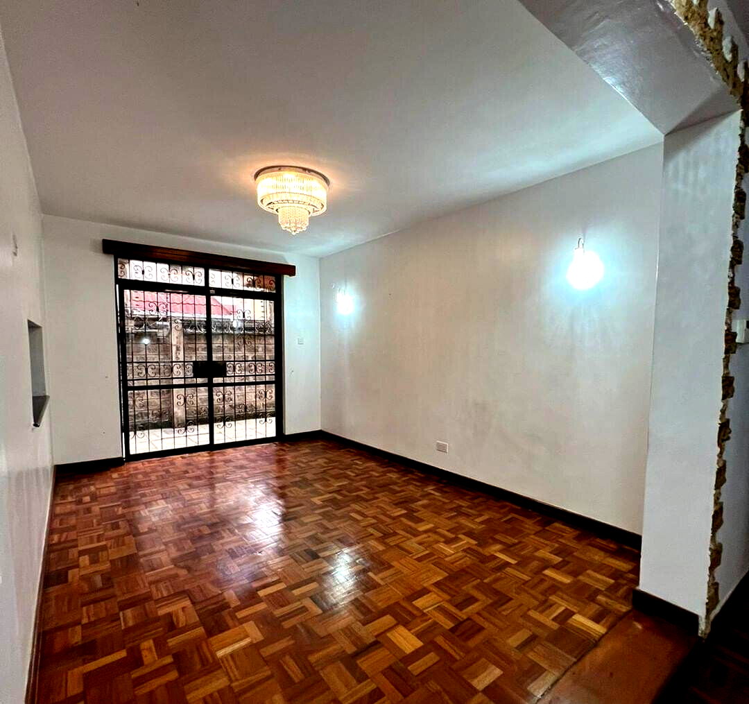 Cosy 5-Bed Townhouse with Sunken Lounge & Fireplace - Lavington