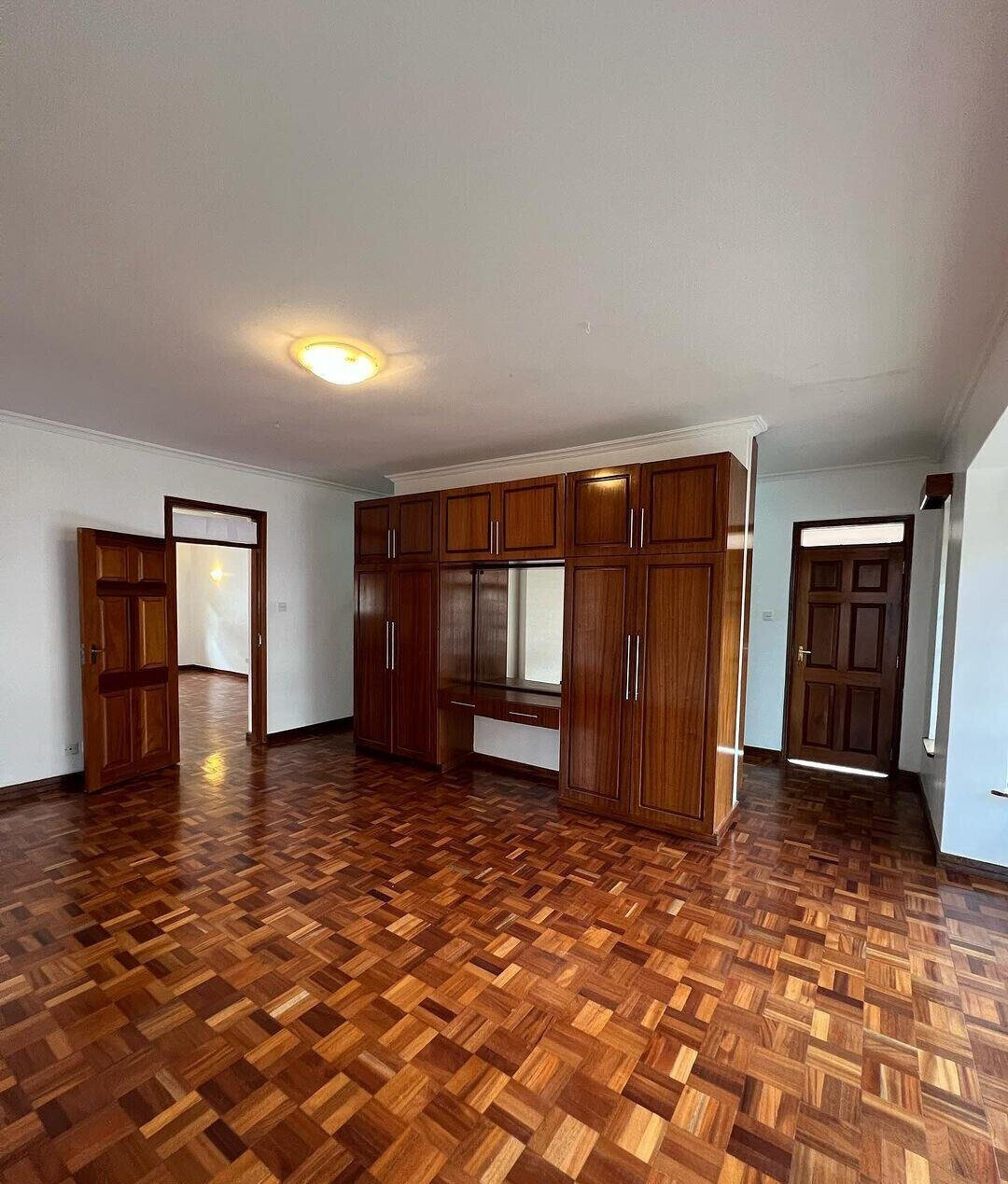 Cosy 5-Bed Townhouse with Sunken Lounge & Fireplace - Lavington