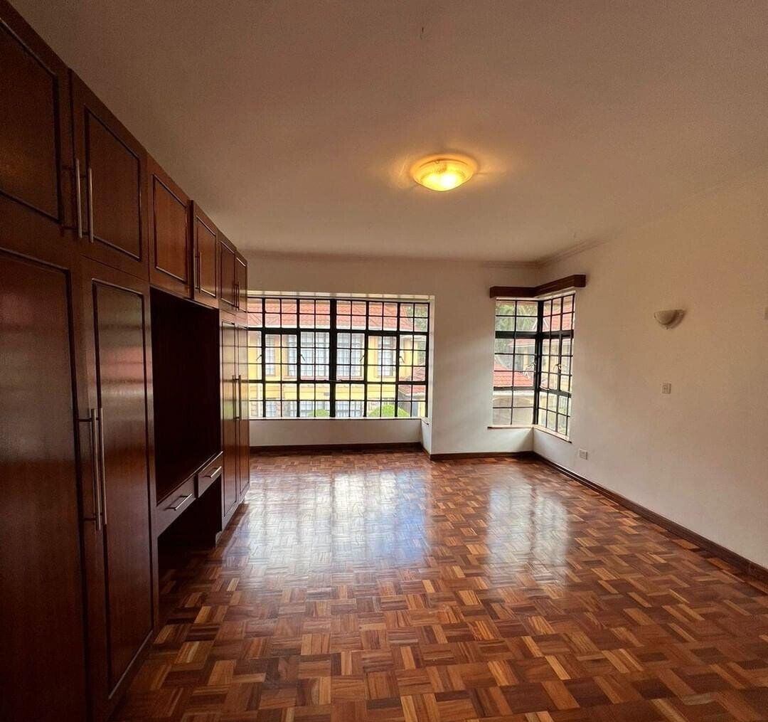 Cosy 5-Bed Townhouse with Sunken Lounge & Fireplace - Lavington