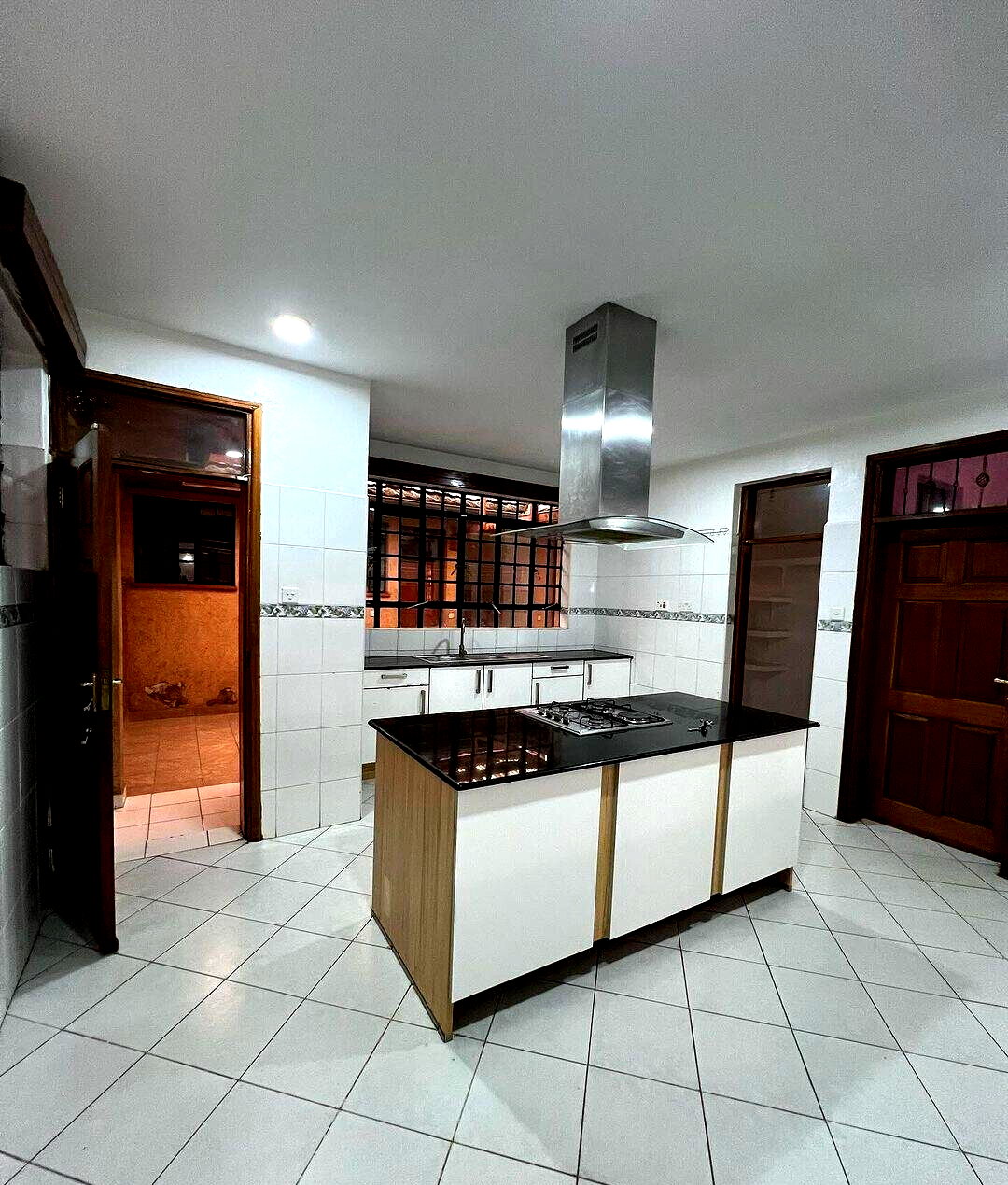Cosy 5-Bed Townhouse with Sunken Lounge & Fireplace - Lavington