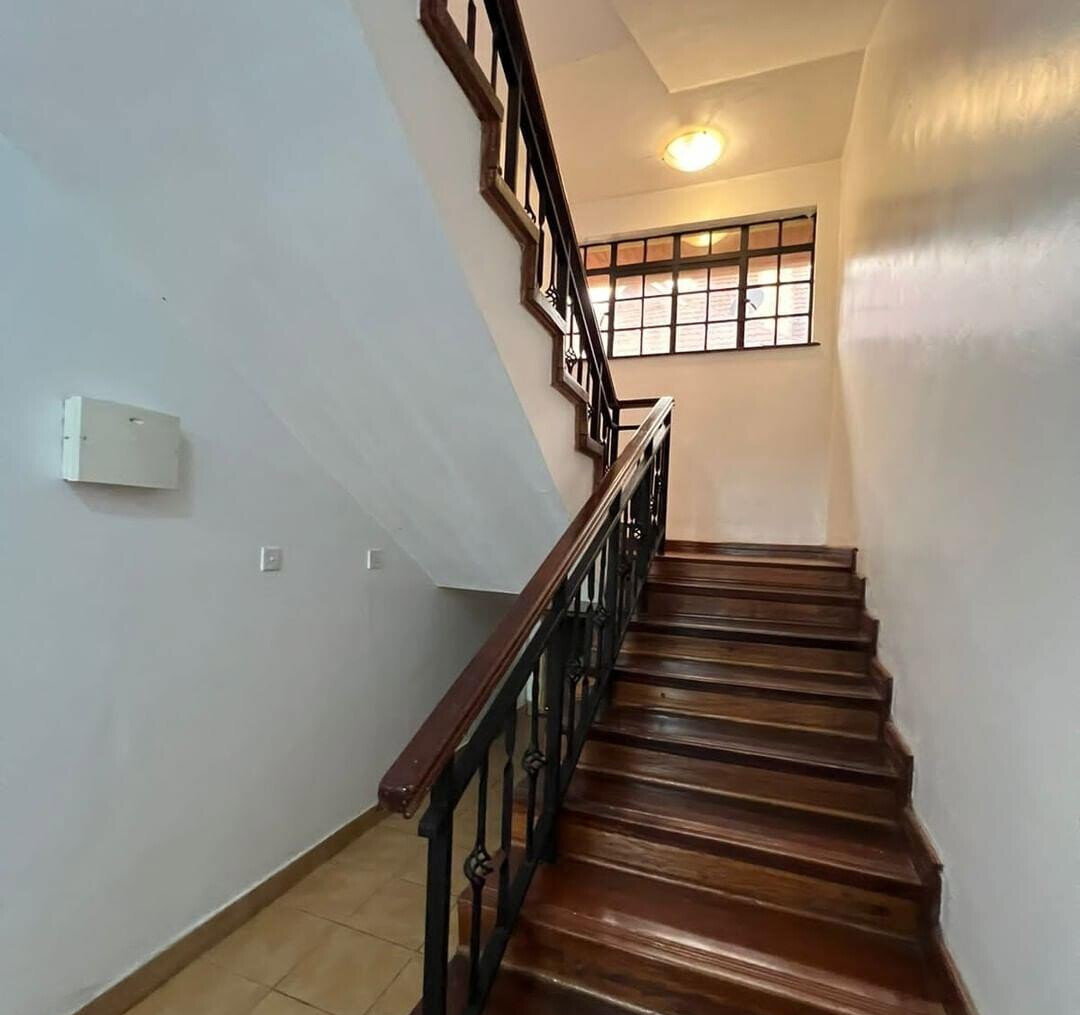 Cosy 5-Bed Townhouse with Sunken Lounge & Fireplace - Lavington