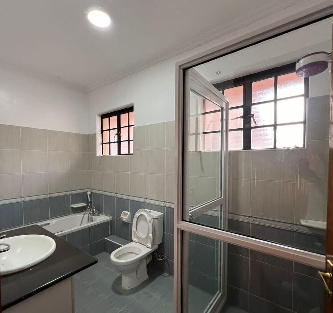 Cosy 5-Bed Townhouse with Sunken Lounge & Fireplace - Lavington
