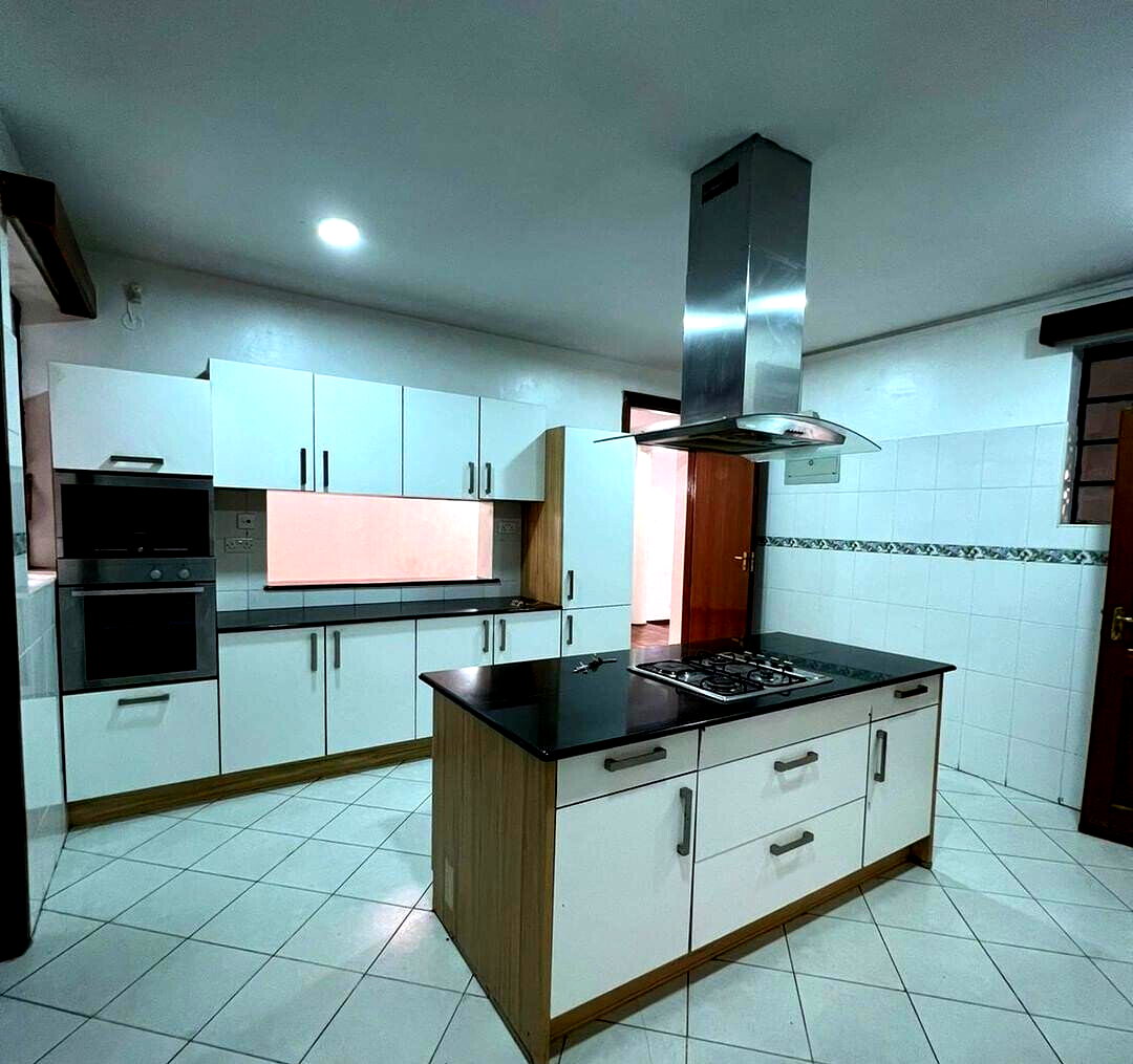 Cosy 5-Bed Townhouse with Sunken Lounge & Fireplace - Lavington