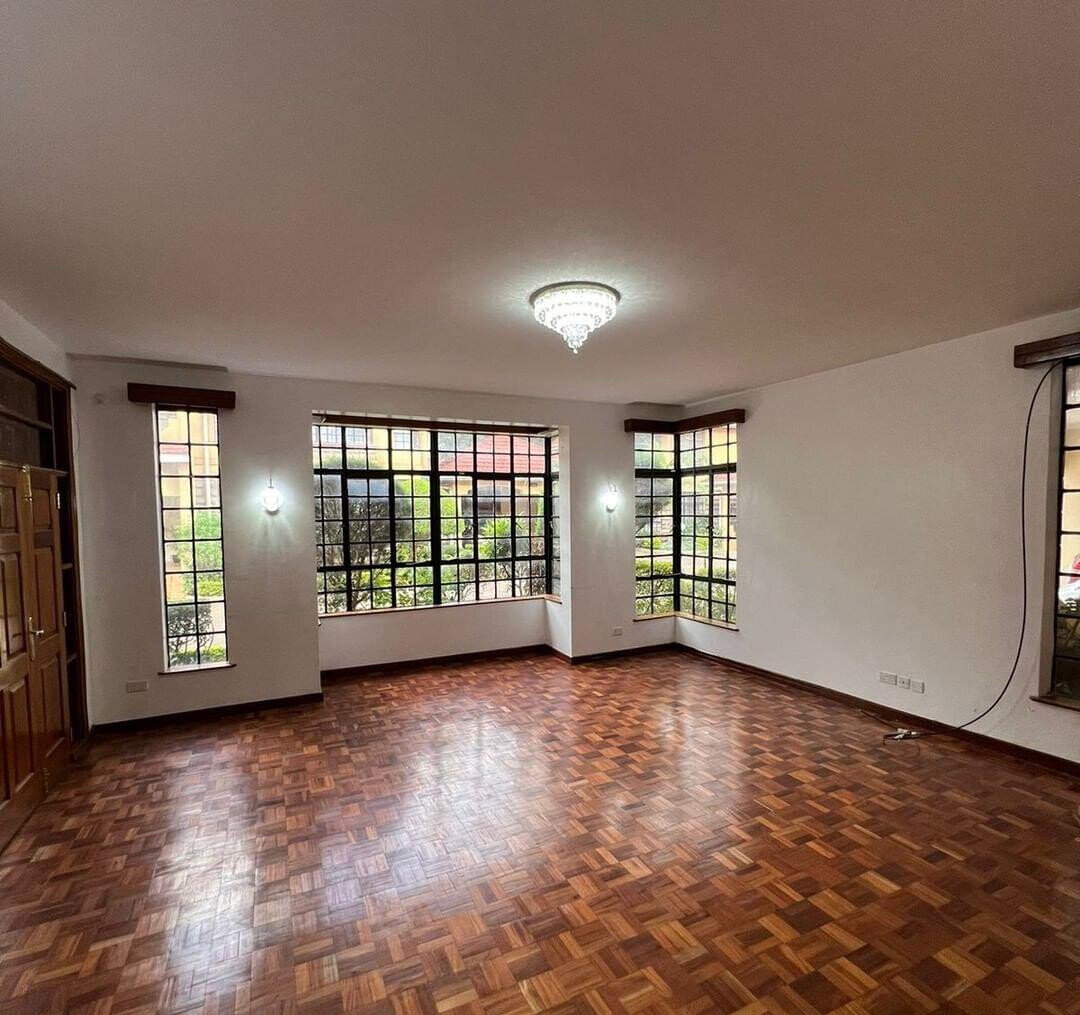 Cosy 5-Bed Townhouse with Sunken Lounge & Fireplace - Lavington