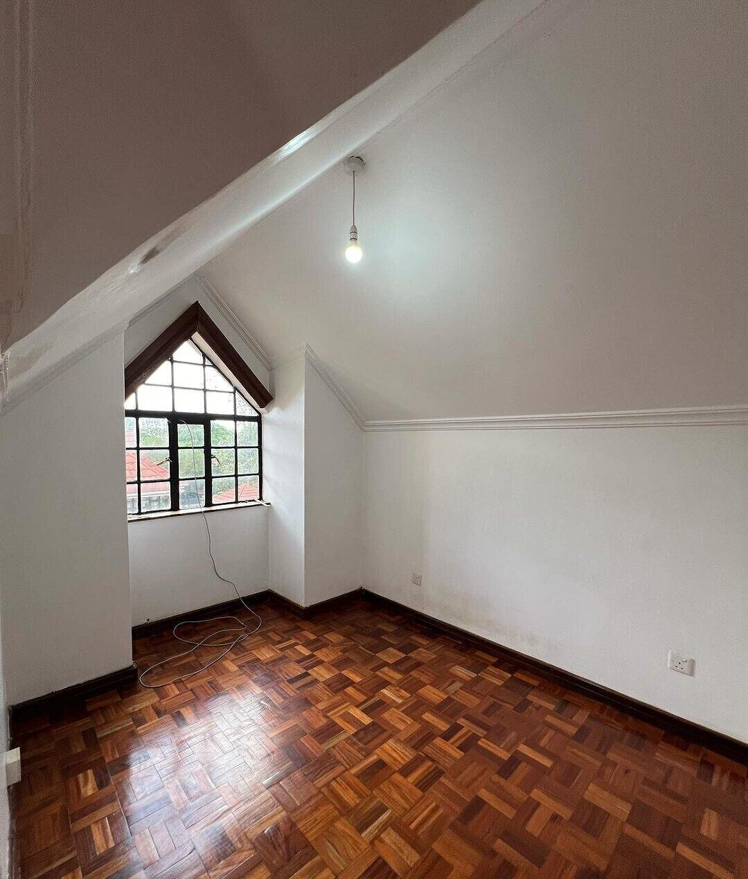 Cosy 5-Bed Townhouse with Sunken Lounge & Fireplace - Lavington