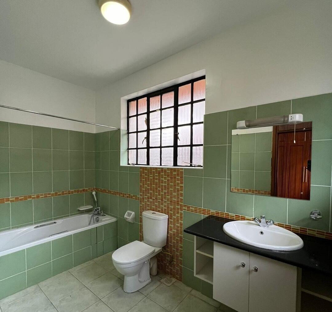 Cosy 5-Bed Townhouse with Sunken Lounge & Fireplace - Lavington
