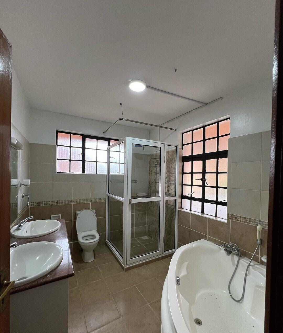 Cosy 5-Bed Townhouse with Sunken Lounge & Fireplace - Lavington