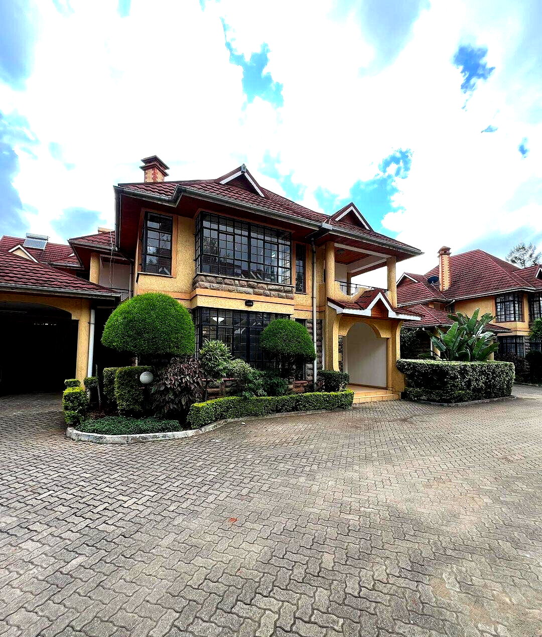 Cosy 5-Bed Townhouse with Sunken Lounge & Fireplace - Lavington